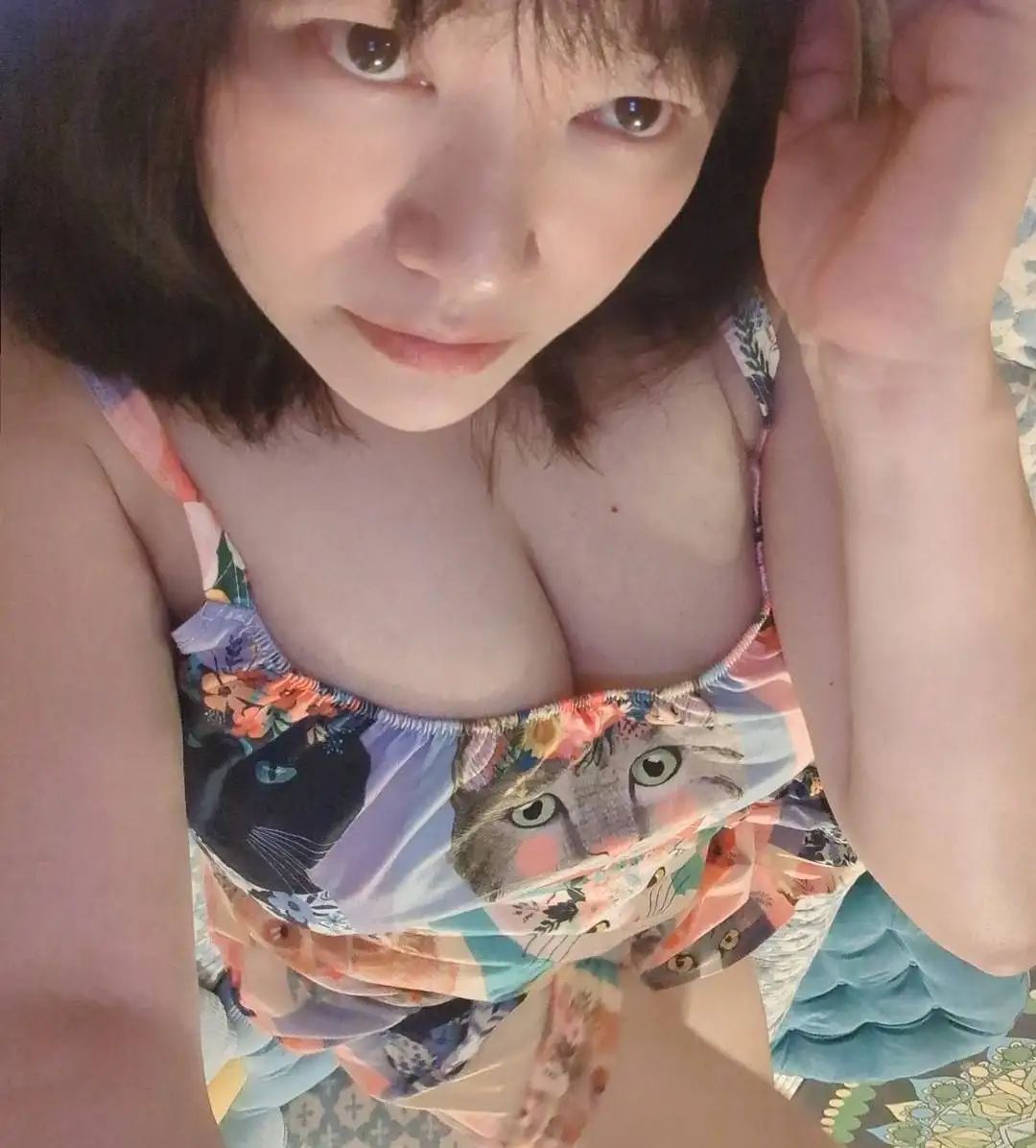 虹色モモ
