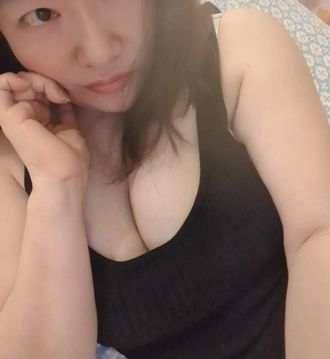 虹色モモ